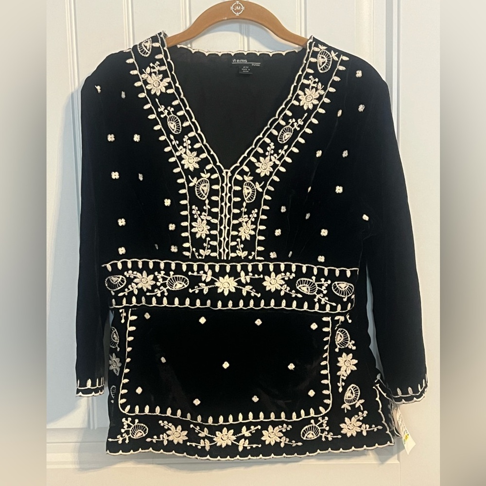 #6071. Items Petite Women's Black Velvet 3/4 Sleeve V-Neck w/Embroidery. Size PM